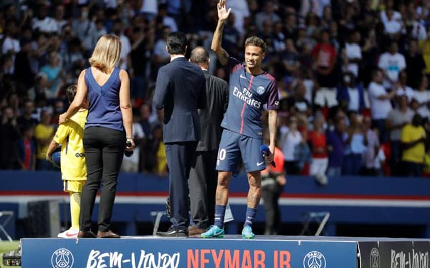 Neymar é apresentado à torcida do PSG