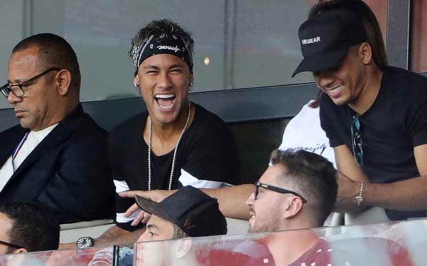 Neymar assiste a PSG x Amiens