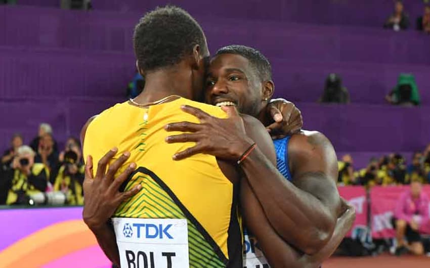 Usain Bolt e Justin Gatlin se abraçam após a final dos 100m em Londres