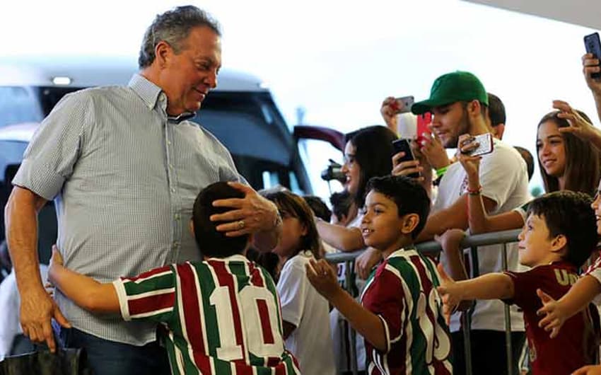 Na chegada ao Maracanã, Abel Braga recebeu o carinho dos pequenos tricolores