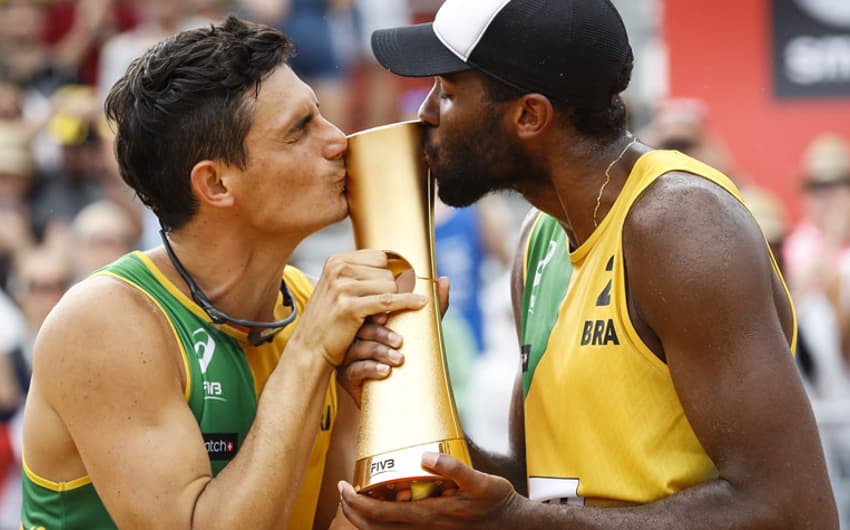 Brasileiros beijam troféu do Campeonato Mundial de 2017