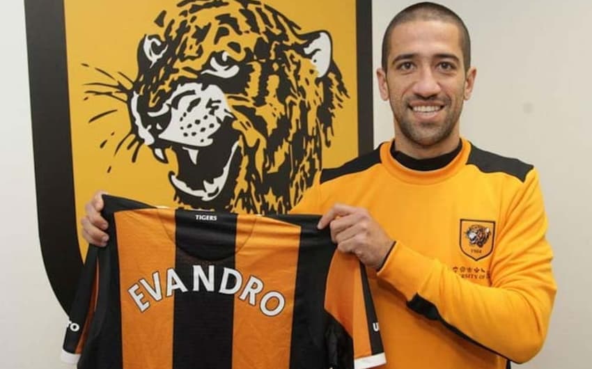 Evandro chegou no início do ano ao Hull City e participou da fraca campanha da equipe, que acabou sendo rebaixada. No Brasil, o meia já atuou por times como Palmeiras e Atlético-MG