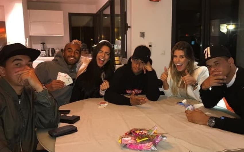 Neymar deixa esposas de Marquinhos e Lucas ganharem no poker