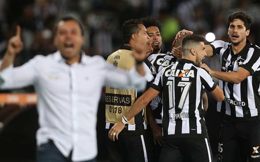 Botafogo 2 x 0 Nacional-URU: as imagens no Nilton Santos