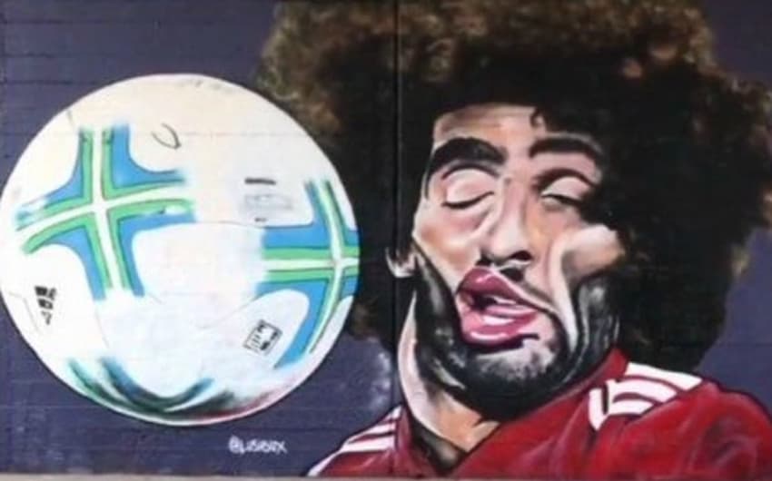 A foto do rosto de Fellaini "deformado" após a bola ir de encontro se tornou viral nas redes sociais e já foi até reproduzida por um grafiteiro #FellaChallenge