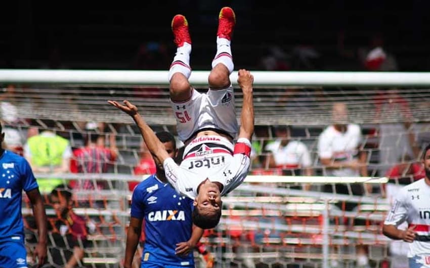 Hernanes foi o nome do São Paulo na vitória sobre o Cruzeiro