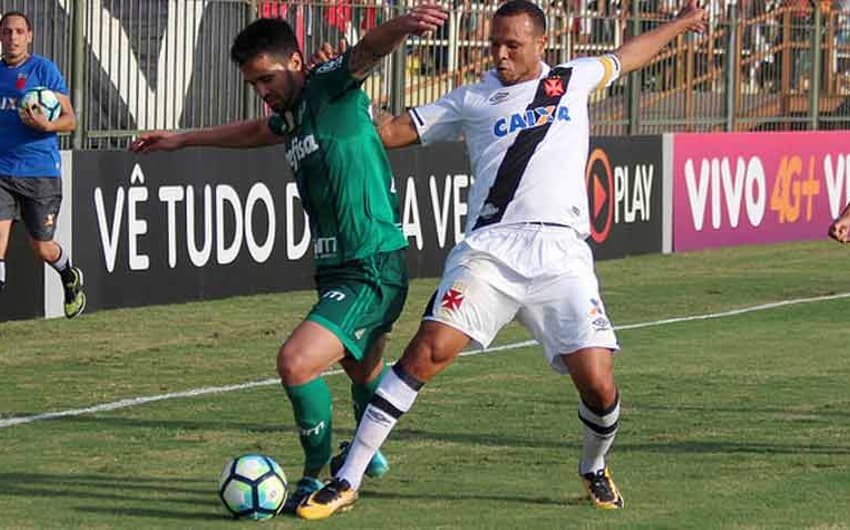 Luis Fabiano voltou ao Vasco no empate com o Palmeiras neste domingo. Confira a seguir a galeria especial LANCE!
