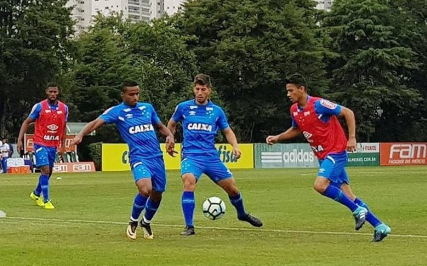 Fora do confronto com o São Paulo, Lucas Silva se juntou à delegação cruzeirense durante o treino desta segunda-feira