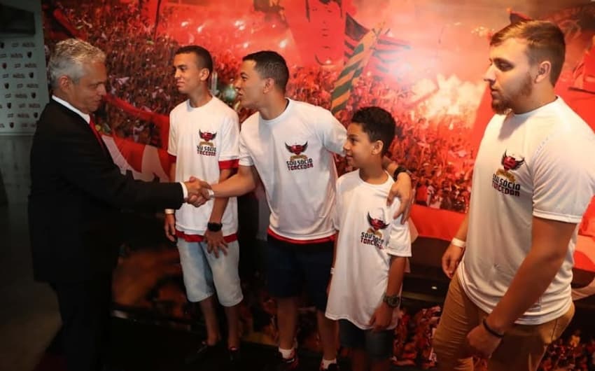Sócios-torcedores do Flamengo recebem o técnico Reinaldo Rueda