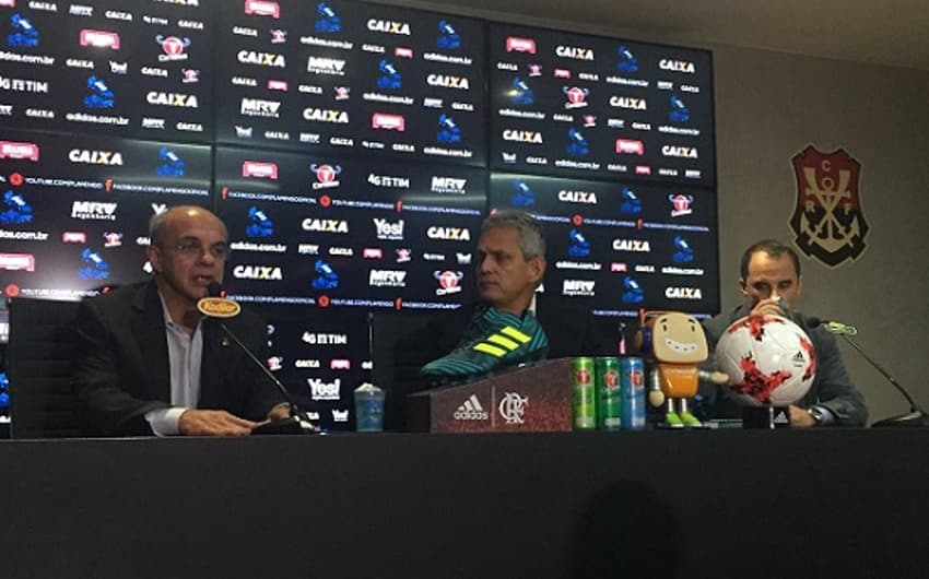 Rueda, ao centro, é apresentado no Flamengo