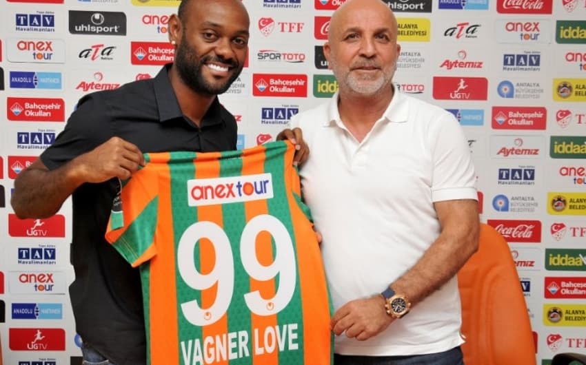 Vagner Love seguirá como goleador do Alanyaspor por mais tempo. Nesta quarta-feira, o clube turco anunciou a extensão de contrato com Love por mais três anos. O acordo anterior vencia ao fim desta temporada.<br>