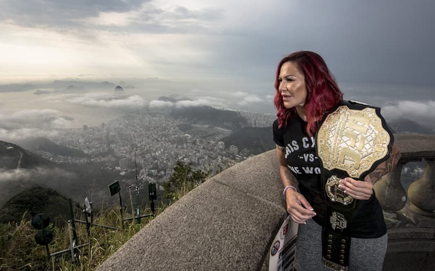 Cris Cyborg posa com cinturão do UFC no Cristo Redentor, Rio de Janeiro