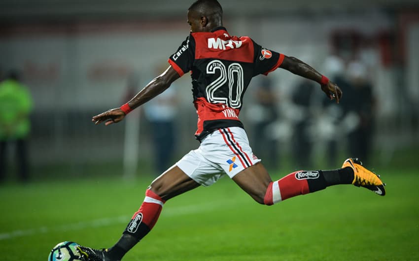 Vinicius Júnior finaliza para o gol