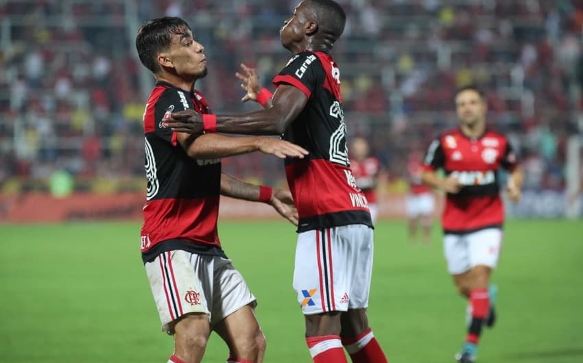 Paquetá celebra gol do Flamengo com Vinicius Júnior. Garotos são opções para Rueda