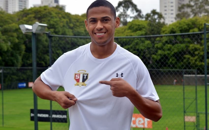 Bruno Alves com a camisa do São Paulo