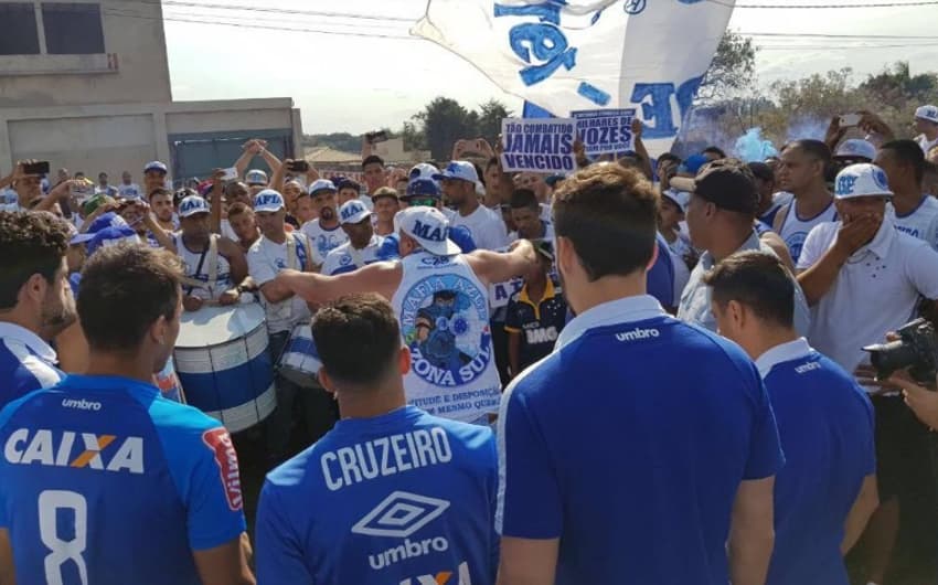 Torcidas do Cruzeiro se reúnem na Toca da Raposa ll em apoio ao time