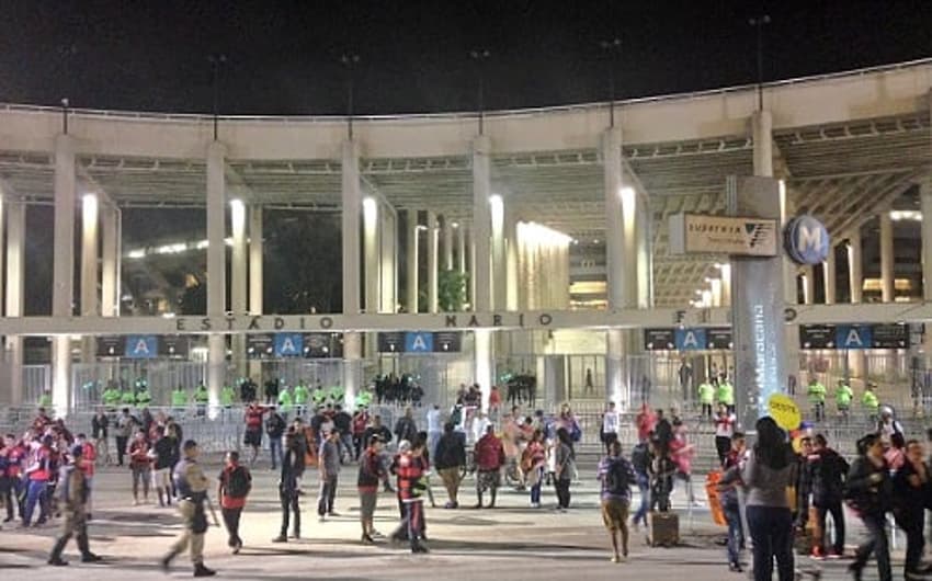 Torcedores na entrada do Maracanã. Estádio vai receber a decisão da Copa do Brasil nesta quinta