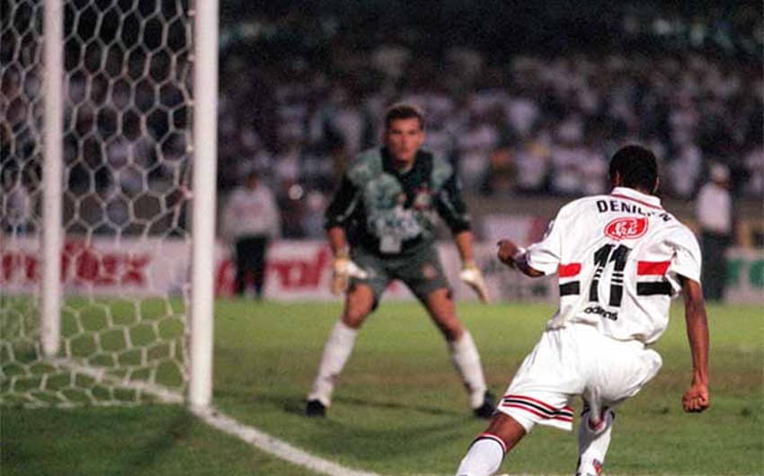 Nascido em Diadema em 24 de agosto de 1977, Denílson despontou com a camisa do São Paulo, esbanjando talento com dribles e seu estilo abusado. No Tricolor paulista, foi campeão paulista de 1998 da Copa Master Conmebol de 1996.