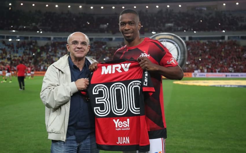 Juan posa com camisa de número 300. Ele atingiu grande marca no Flamengo