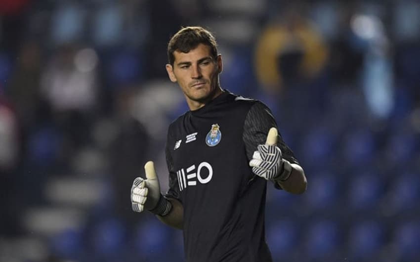Imagens de Casillas com a camisa do Porto