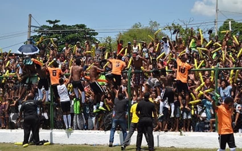 Time da Vila Aliança comemora o título da Taça das Favelas de 2017 em Moça Bonita, Bangu