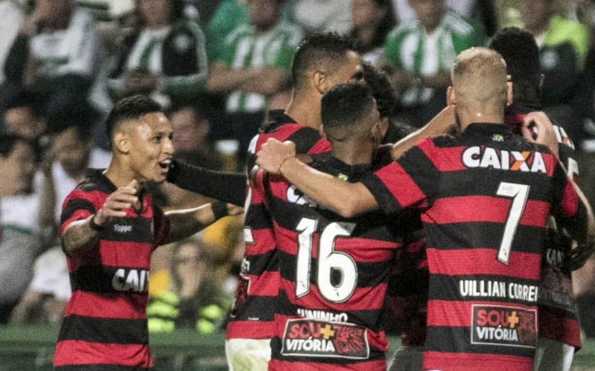 Com gol de Kanu, Vitória derrota o Coritiba por 1 a 0 no Couto Pereira