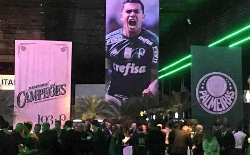 O capitão Dudu estava em destaque na decoração da festa de aniversário do Palmeiras, realizada no Espaço das Américas. Os jogadores do elenco atual não compareceram.