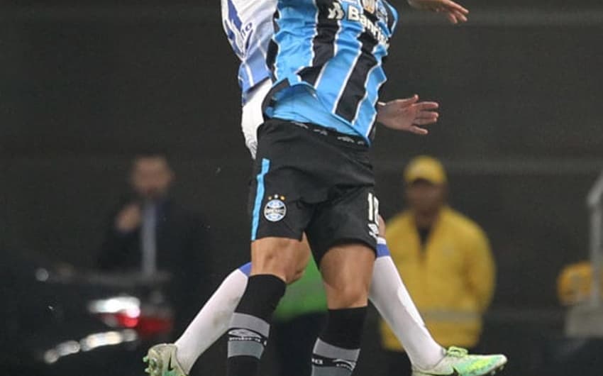 Outro paraguaio de destaque que está arriscado a não jogar a Copa é o atacante gremista Lucas Barrios