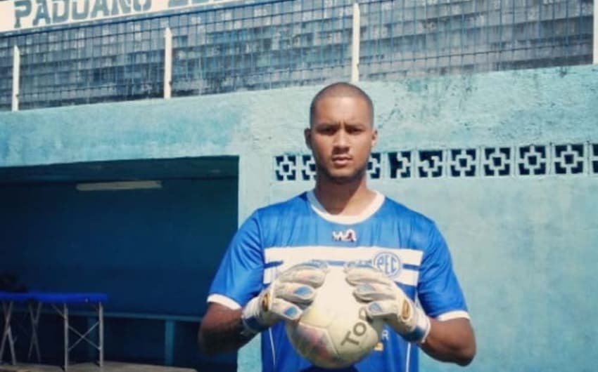 Saiba mais sobre o goleiro Marco Antonio, que está vendendo rifa para ser inscrito na quarta divisão do Rio