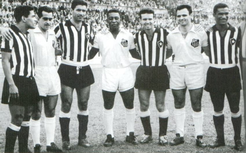 Na Libertadores de 1963, Santos e Botafogo protagonizaram o primeiro duelo de brasileiros na competição. Liderado por Pelé, o Peixe venceu por 5 a 1 e se classificou à final, quando bateu o Boca Juniors para conquistar o bicampeonato da América.