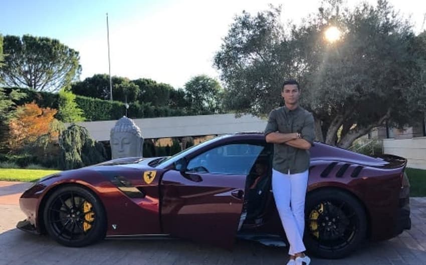 Cristiano Ronaldo posta foto com nova Ferrari