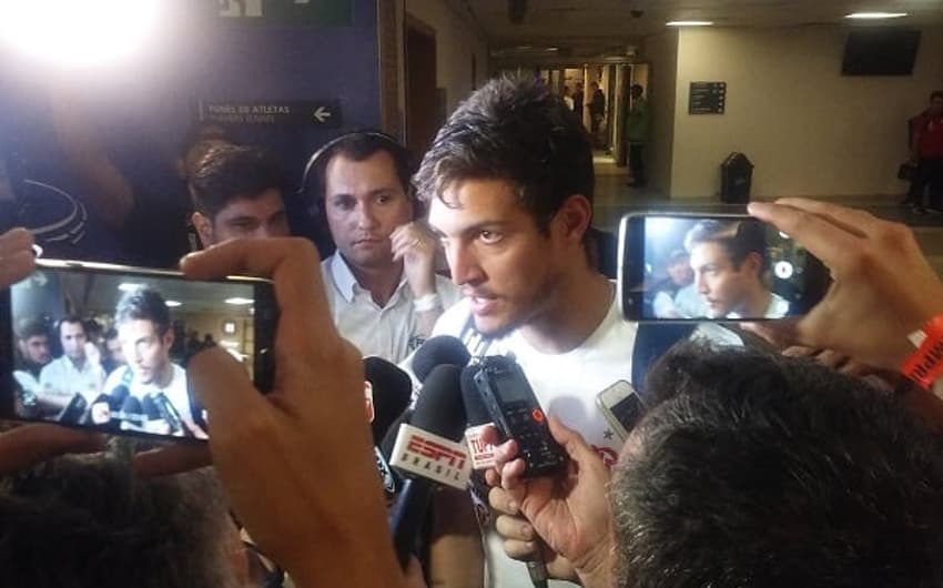 Goleiro Thiago conversa com a imprensa
