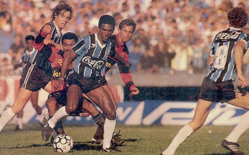 Em 1989, o jogo terminou empatado sem gols no primeiro jogo. Na volta, Grêmio venceu o Sport por &nbsp;2 a 1 Sport&nbsp;