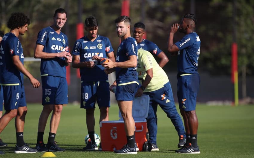 Jogadores do Flamengo em treino no Ninho