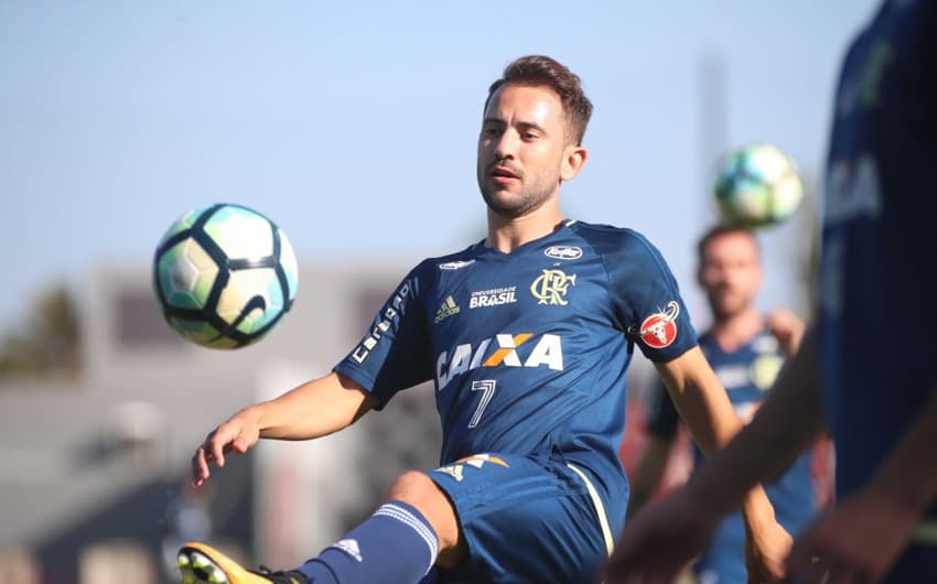 Everton Ribeiro tenta recuperar espaço no Flamengo