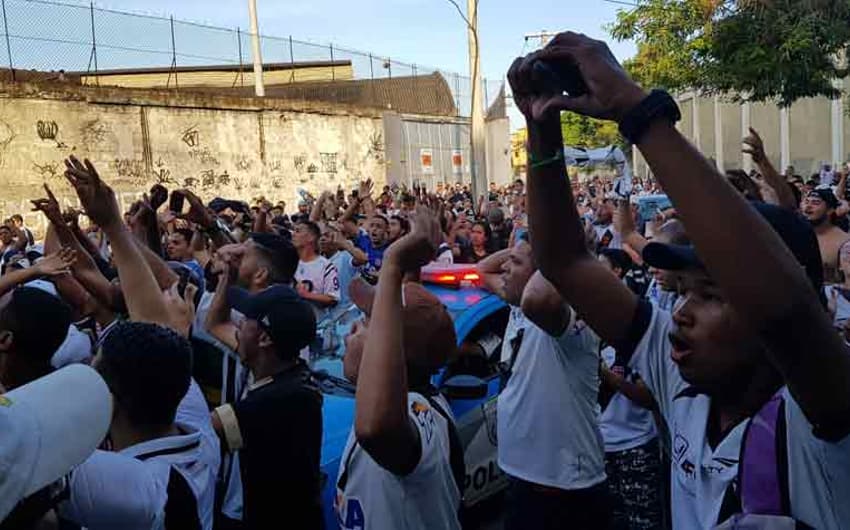 Mar de vascaínos na chegada dos jogadores do Vasco a São Januário. Confira outras fotos a seguir na galeria L!