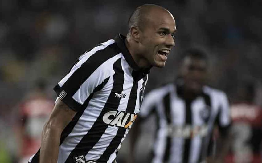 Botafogo bateu o Flamengo por 2 a 0, com dois gols de Roger. Veja uma galeria de fotos do confronto, a seguir