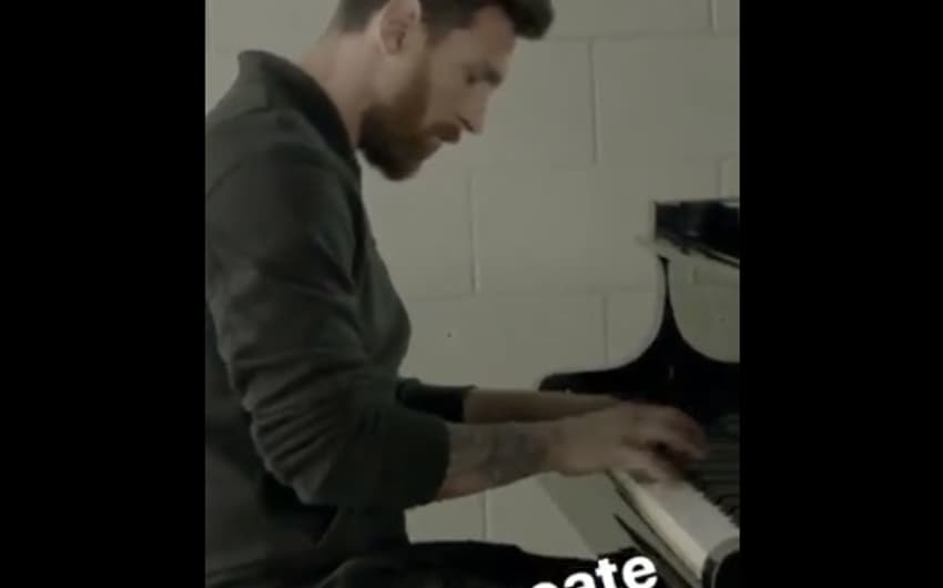 Messi toca hino da Liga dos Campeões no piano