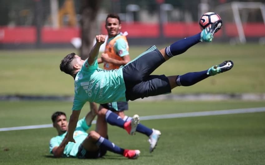 Diego dá voleio em treino do Flamengo. O meia volta ao time contra a Chapecoense