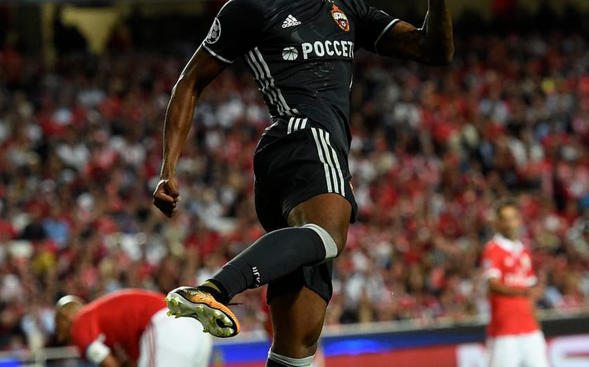 Grupo A - O jovem atacante Vitinho, ex-Botafogo e Internacional, marcou o gol que iniciou a grande virada do CSKA Moscou contra o Benfica, em pelo Estádio da Luz. O time russo venceu por 2 a 1 e é o segundo do grupo.