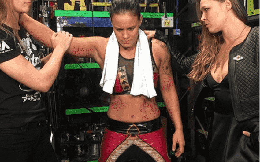 Ronda Rousey prestigia Shayna Baszler ao lado de Jessamyn Duke