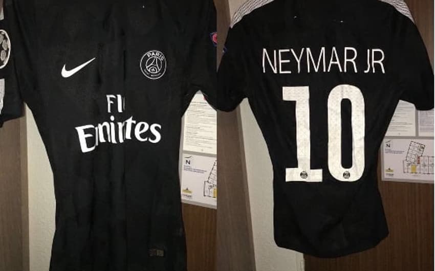 Neymar doa camisa para fundação da esposa de Kenny Dalglish