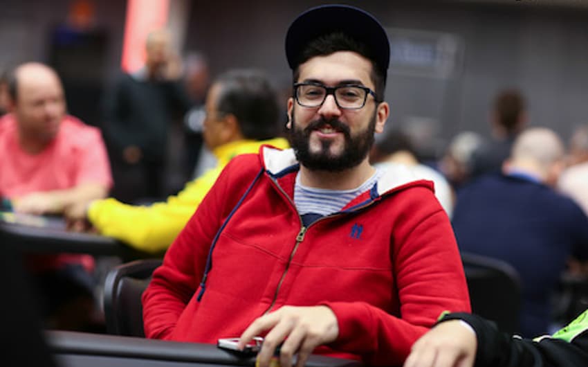 Victor Sbrissa é o terceiro brasileiro a vencer um torneio no campeonato mundial de pôquer online deste ano