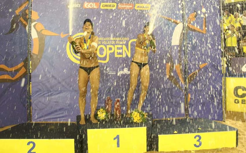 Larissa e Talita comemoram medalha de ouro na primeira etapa