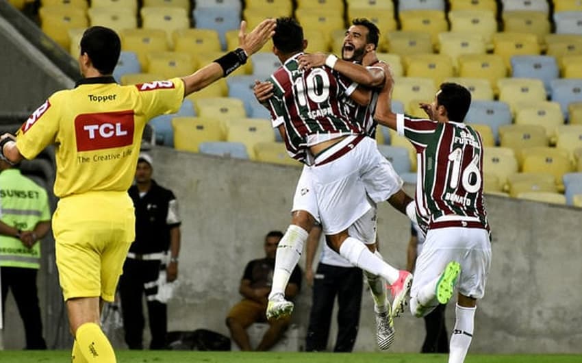 Henrique Dourado e Gustavo Scarpa comemoram um dos gols do Fluminense no Campeonato Brasileiro