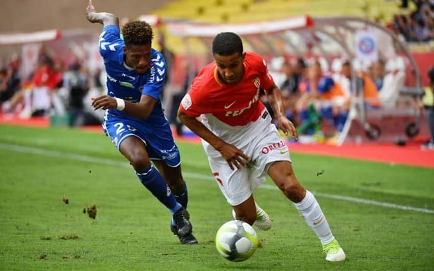 O setor defensivo quase-brasileiro do Monaco foi completado com a presença do lateral-esquerdo Jorge, ex-Flamengo, que teve boa atuação