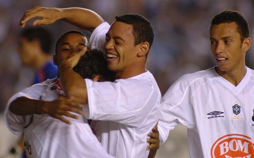 Em 2003, Santos voltou à Libertadores após ausência de 19 anos. Nas oitavas, equipe, que tinha Ricardo Oliveira, Robinho e Diego, superou o Nacional (URU) nos pênaltis, na Vila. após empates por 4 a 4, em Montevidéu, e 2 a 2, em Urbano Caldeira