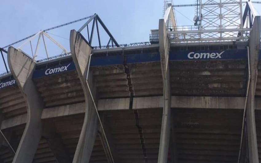 Estádio Azteca com rachadura em junta de dilatação