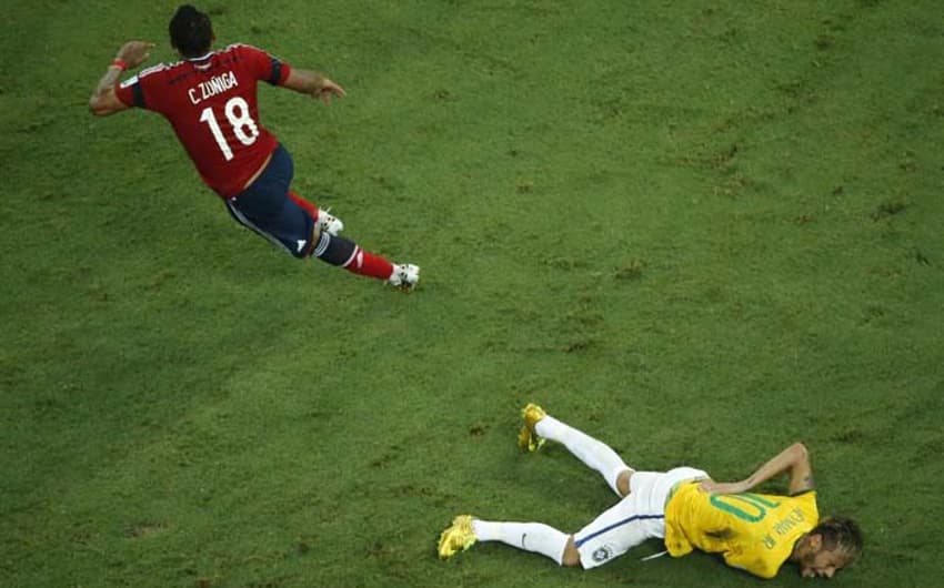 Na Copa de 2014 o Brasil eliminou a Colômbia ganhando por 2 a 1 nas quartas de final. Porém, o lateral-direito Juan Camilo Zúñiga se tornou neste jogo um dos maiores vilões ao tirar daquele Mundial Neymar com uma criminosa entrada.