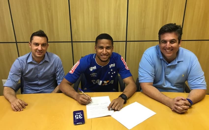 Murilo renova contrato com o Cruzeiro até 2021